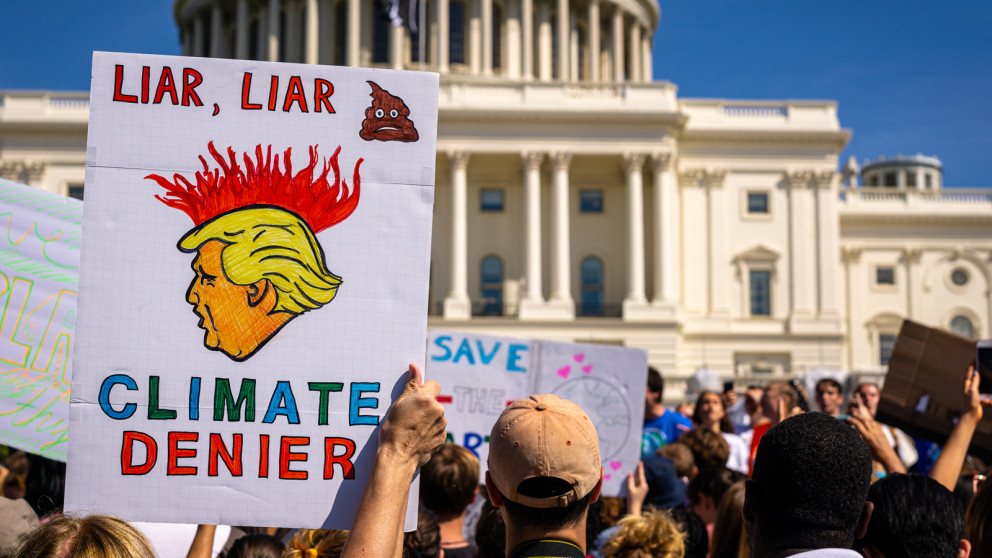 Alle Proteste von Klimaschützern haben nichts genützt: Donald Trump wurde wieder zum Präsidenten gewählt.