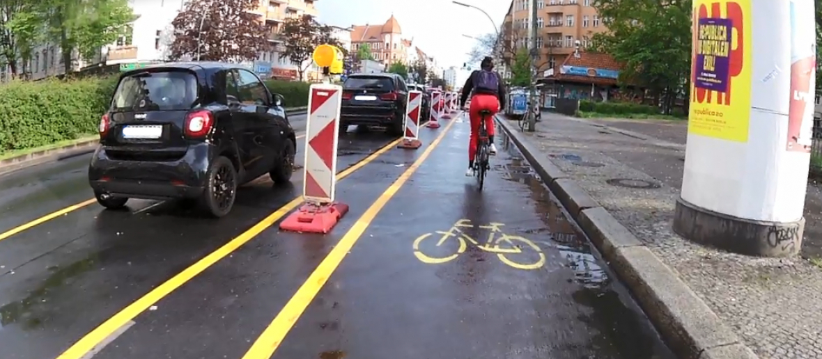 Radfahren auf dem Kottbusser Damm nach dem Coronavirus-Lockdown.